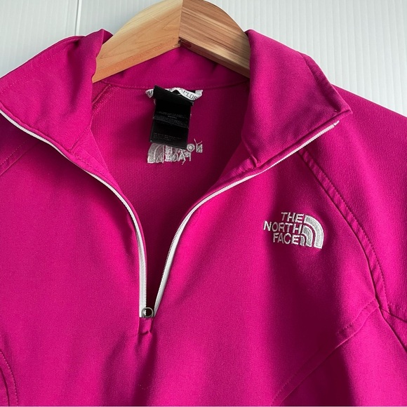 The North Face Women's Fuchsia lightweight Jacket - Picture 2 of 5
